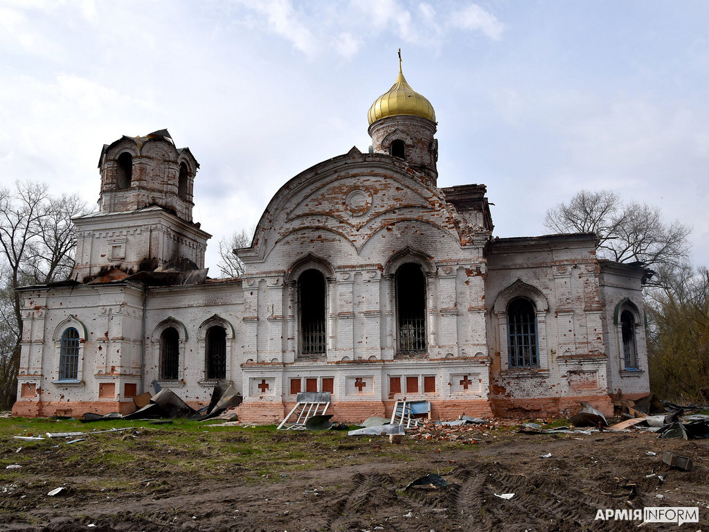 Himmelfahrtsjkirche in Lukashivka (Chernihiv Oblast) am 24, April 2022 mit Kriegseinwirkungen